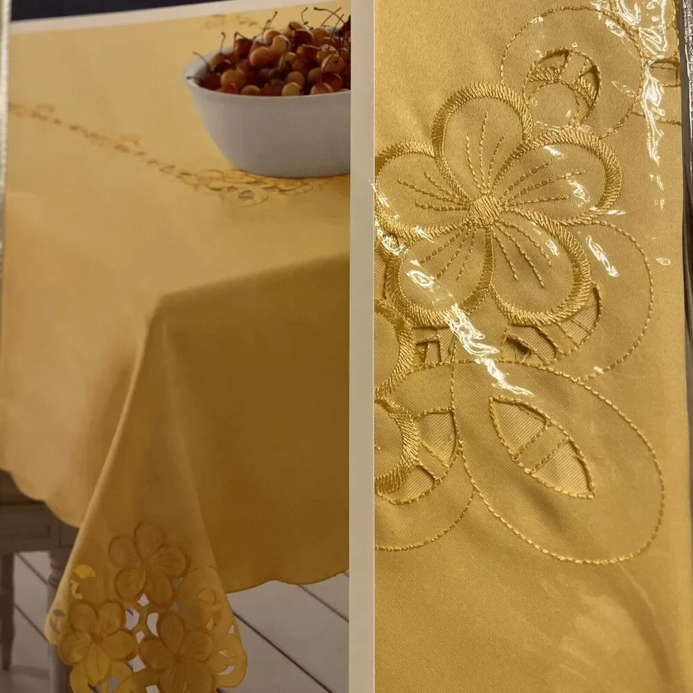 Croft&Barrow Spring Floral Collection Buttercup Round Tablecloth Yellow 70”